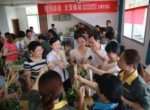 王建平：包粽子比��?[2].jpg