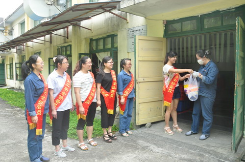 永春分公司女工协管员一线送清凉��?[2].jpg