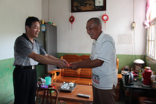 陈永霞：慰问退休党员 1[3].jpg