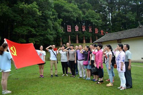 叶莉��?��?日，龙岩分公司机关党支部组织党员到古田会议旧址前重温入党誓词[2].jpg