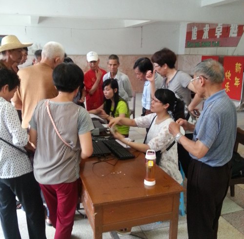 为社区老人办实事 (1)[2].jpg