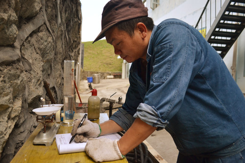 魏金兴工作场��? 叶莉摄[2].jpg