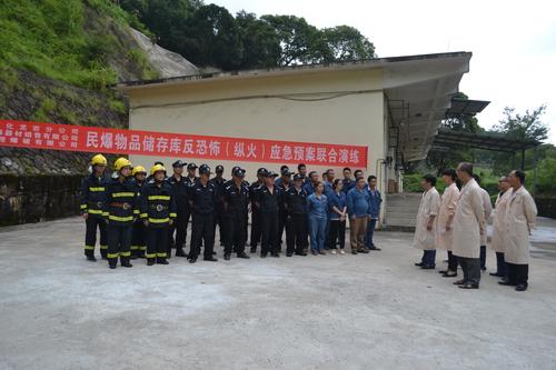 海峡科化龙岩三家单位联合举行民爆物品储存反恐怖（纵火）应急预案演练。 叶莉摄[2].jpg