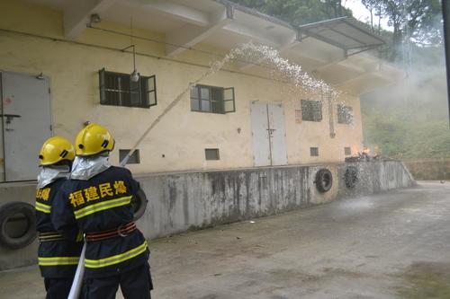 海峡科化龙岩三家单位联合举行民爆物品储存反恐怖（纵火）应急预案演练。兼职消防人员扑灭仓库火��?��?叶莉摄[2].jpg