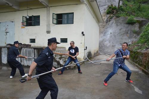 海峡科化龙岩三家单位联合举行民爆物品储存反恐怖（纵火）应急预案演练。图为保卫人员与暴恐嫌疑人搏斗��?叶莉摄[2].jpg
