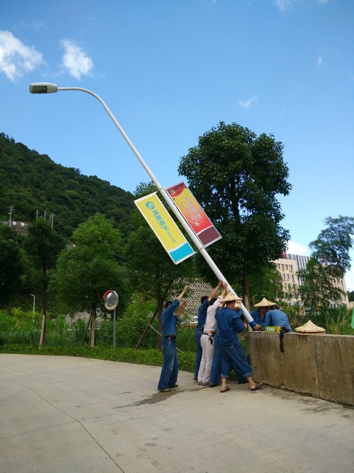 台风过后海峡科化龙岩分公司机修车间党员齐力抢修故障路灯1。廖文毅 钟强光摄[2].jpg