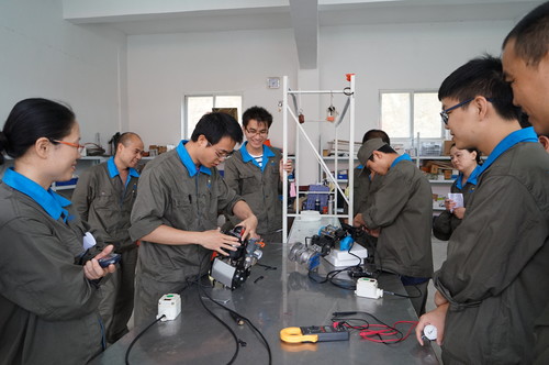 海科龙岩分公司岗位技术比武，图为机电人员比武现场2。叶��?摄[2].jpg