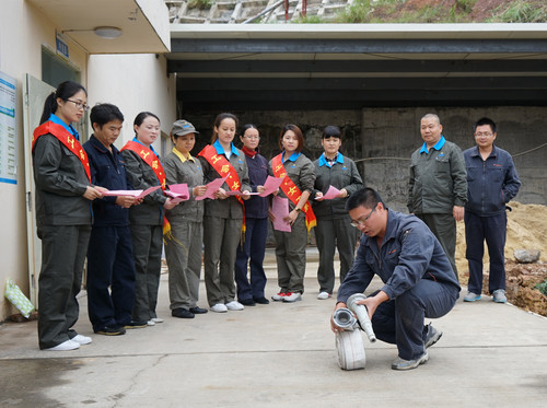 叶莉：海峡科化龙岩分公司组织宣传消防安全知识及消防器材的使用方法2[2].jpg