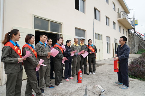 叶莉：海峡科化龙岩分公司组织宣传消防安全知识及消防器材的使用方法3[2].jpg