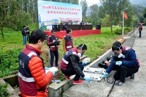 永春县环保局环境监测人员赶赴现场进行监测。（陈宏金）_副本[2].jpg