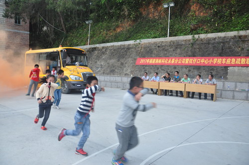 陈宏金：永春分公司与坑仔口小学联合举行校车应急演练。（）[3].jpg