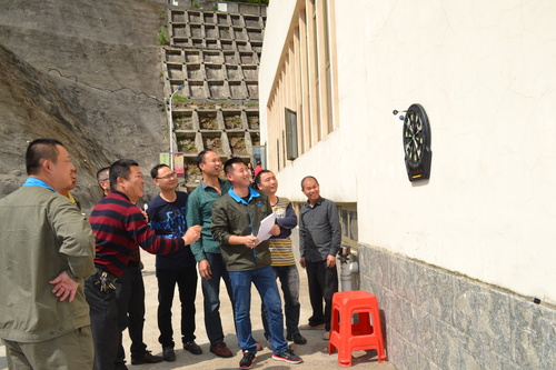 图:苏艳丽——电子计分飞镖我射的超准.jpg 图:苏艳丽——电子计分飞镖我射的超准.jpg