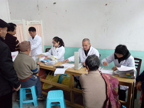 郑若男:为离退休职工健康服务.jpg 郑若男:为离退休职工健康服务.jpg