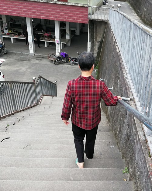 郑若男：爱心扶梯获职工群众点赞 (1)[2].jpg