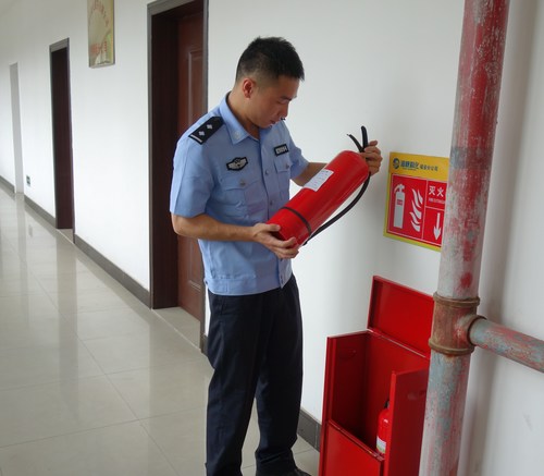 潘文生:检查组正在检查办公楼灭火器的有效性(图片).jpg 潘文生:检查组正在检查办公楼灭火器的有效性(图片).jpg