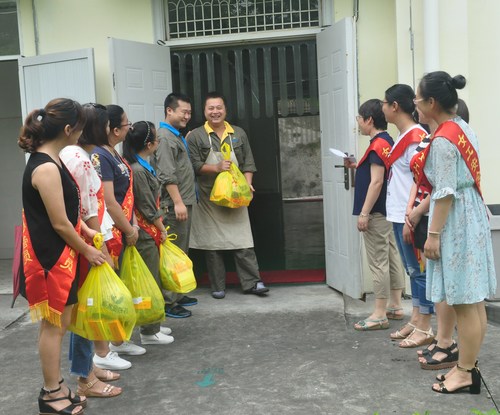 陈宏金,永春分公司女工协管员给一线送清凉。.jpg 陈宏金,永春分公司女工协管员给一线送清凉。.jpg