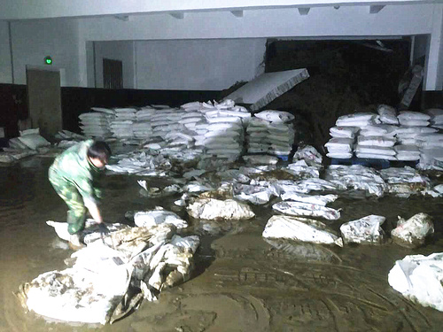 转移硝酸铵：抢险7小时。图为分公司搬运工紧急转移硝酸铵1 林龙泉摄.jpg