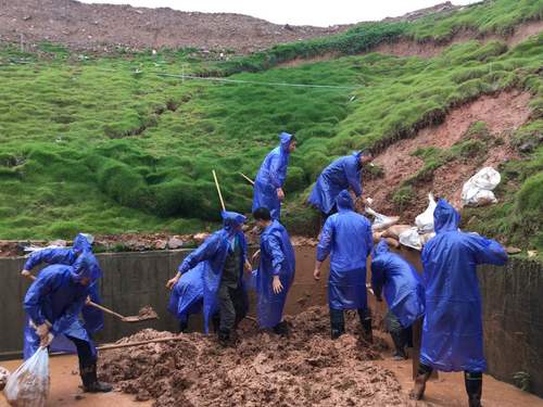 清理溜方：奋战5小时;分公司后勤、保卫人员清理乳化二车间后方溜方泥石1 熊林辉摄.jpg