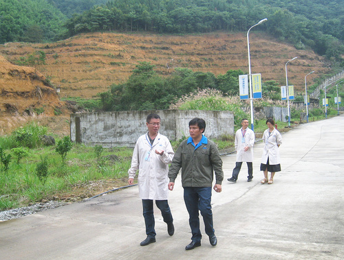 6月22日上午，新罗区经信委领导到龙岩分公司指导防汛抗灾工作。练清 摄.jpg