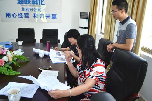 公司党委副书记郑庆樟带队到龙岩分公司开展党建工作半年检查。张力燕 摄.jpg