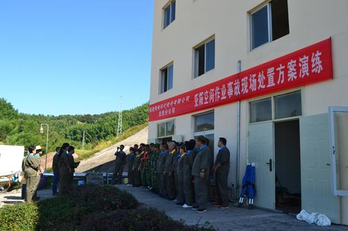海峡科化龙岩分公司开展受限空间作业事故现场处置方案演练。.jpg