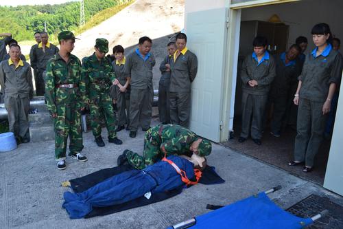 海峡科化龙岩分公司开展受限空间作业事故现场处置方案演练。图为消防人员对伤者进行心肺复苏.jpg