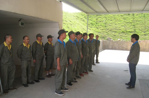 海峡科化龙岩分公司组织机械伤害现场处置演练。图为演练前强调注意事项.jpg 海峡科化龙岩分公司组织机械伤害现场处置演练。图为演练前强调注意事项.jpg