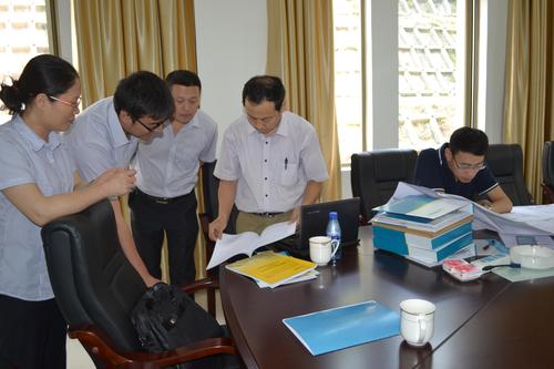 工信部安全生产司安全督查组到海峡科化龙岩分公司开展安全专项督察。图为督察组专家相关内业资料。苏艳丽 摄.jpg 工信部安全生产司安全督查组到海峡科化龙岩分公司开展安全专项督察。图为督察组专家相关内业资料。苏艳丽 摄.jpg