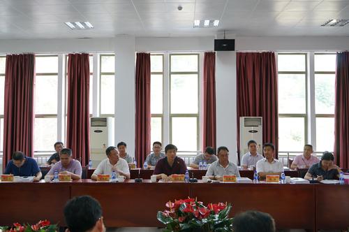 海峡科化龙岩分公司“SGR-FL型乳化炸药生产系统”顺利通过国家工信部科技成果鉴定。图为工信部李维嘉巡视员对本次鉴定会进行总结。邓义桢 摄.jpg