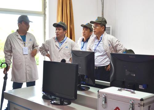 河北国防科工局副局长赵勋一行到海峡科化龙岩分公司交流指导分公司。图为民爆考察团分组到一线车间参观指导2.苏艳丽 摄.jpg