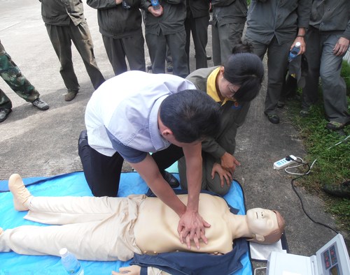 黄文燕:海科永安分公司一车间开展心肺复苏培训2.jpg 黄文燕:海科永安分公司一车间开展心肺复苏培训2.jpg
