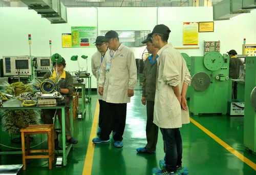 陈宏金:省经信委领导参观永春分公司生产车间。_副本.jpg 陈宏金:省经信委领导参观永春分公司生产车间。_副本.jpg