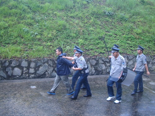 陈余华:恐怖分子被制服2.jpg 陈余华:恐怖分子被制服2.jpg