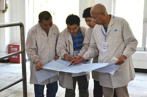 邓义桢:龙岩分公司年产18000胶状乳化炸药生产线通过试生产安全条件验收。图为专家组进入生产线现场查看。.jpg 邓义桢:龙岩分公司年产18000胶状乳化炸药生产线通过试生产安全条件验收。图为专家组进入生产线现场查看。.jpg