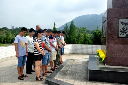 陈宏金：永春分公司组织人员祭扫烈士墓，缅怀烈士。.jpg