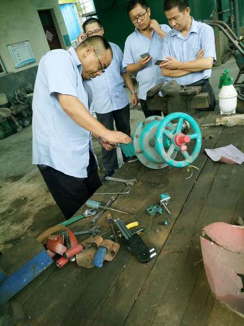 于是:图为电仪技术比武现场.jpg 于是:图为电仪技术比武现场.jpg