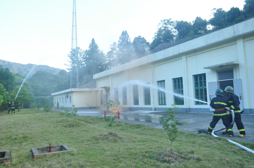 陈宏金,兼职消防队预案用消防栓灭火.jpg 陈宏金,兼职消防队预案用消防栓灭火.jpg