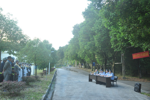 陈宏金,天湖山分局吴政委对演练进行评审.jpg 陈宏金,天湖山分局吴政委对演练进行评审.jpg