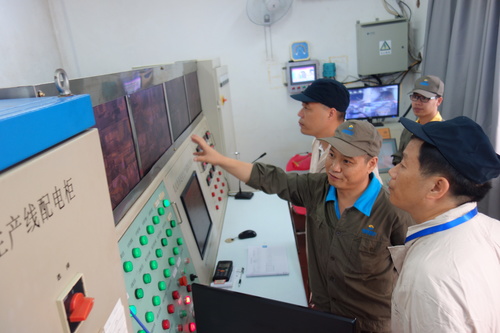 潘文生:检查组检查生产线监控室.jpg 潘文生:检查组检查生产线监控室.jpg