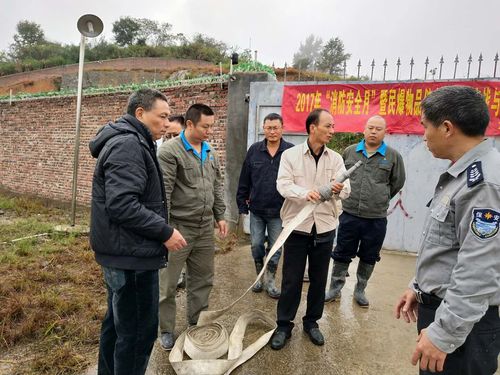 连益峰:公司副经理讲解消防水带的正确连接。.jpg 连益峰:公司副经理讲解消防水带的正确连接。.jpg