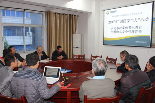 郑强:富兴建设公司组织员工观看安全电教片.jpg 郑强:富兴建设公司组织员工观看安全电教片.jpg