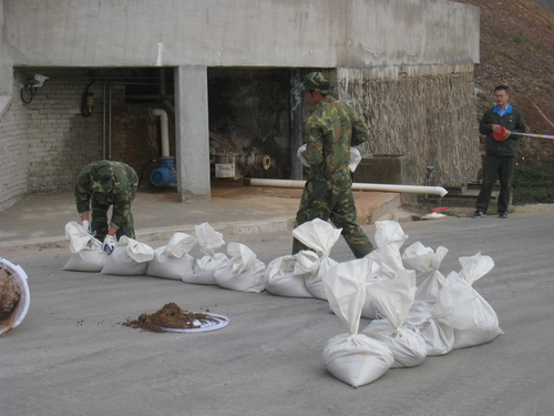 郭芳萍：应急人员正在用沙袋围堵泄漏物.jpg