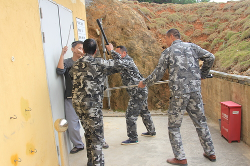 龙岩民化爆破霞浦分公司组织开展防火、防盗抢应急演练 ，图为防盗抢演练。（钟志明 摄影）.jpg