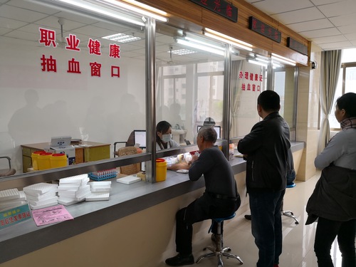 林冬:龙岩分公司职工正在进行职业健康检查.jpg 林冬:龙岩分公司职工正在进行职业健康检查.jpg