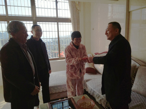 苏艳丽:龙岩市安监局调研员张炳辉、工会主席陈雁昌及龙岩分公司党委书记、工会主席熊林辉慰问困难职工 .jpg 苏艳丽:龙岩市安监局调研员张炳辉、工会主席陈雁昌及龙岩分公司党委书记、工会主席熊林辉慰问困难职工 .jpg