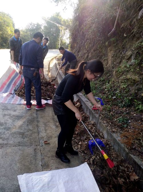 刘敏:永春分公司党委组织全体党员清理防洪沟。.jpg 刘敏:永春分公司党委组织全体党员清理防洪沟。.jpg