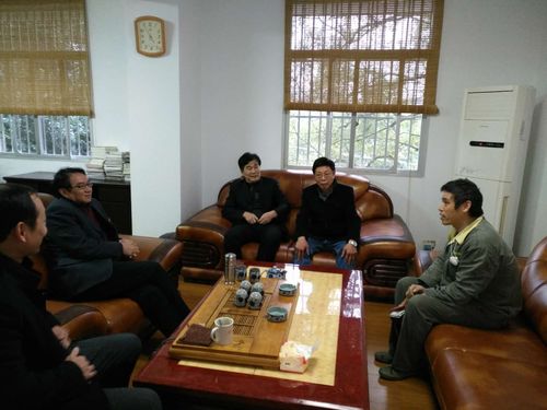 叶彤:黄和书记到烽林分公司开展走访慰问活动.jpg 叶彤:黄和书记到烽林分公司开展走访慰问活动.jpg