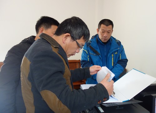 潘文生:检查组正在检查安全管理内业资料.jpg 潘文生:检查组正在检查安全管理内业资料.jpg