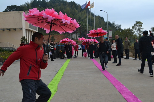 邓义桢---撑花伞过指压板比赛.jpg 邓义桢---撑花伞过指压板比赛.jpg