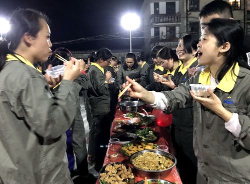 陈宏金:永春分公司女工开展厨艺大比拼“长桌宴”活动。.jpg 陈宏金:永春分公司女工开展厨艺大比拼“长桌宴”活动。.jpg